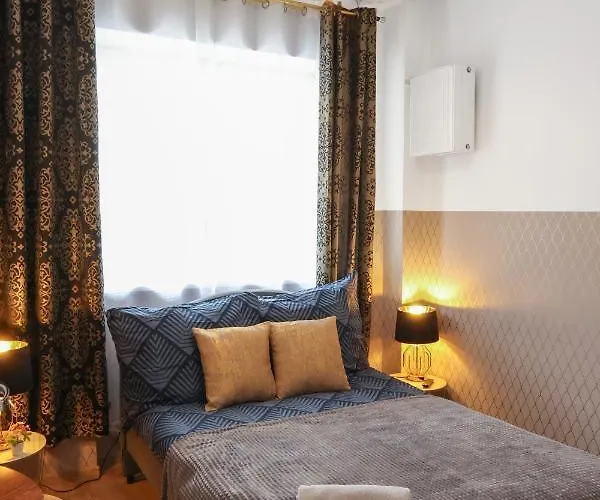Clicktheflat Three Crosses Square Apart Rooms